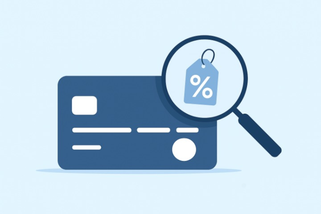 A minimalist illustration of a credit card under a magnifying glass. The magnifying glass focuses on a percentage sign with a price tag, symbolizing the cost of the credit card interest rate (APR).